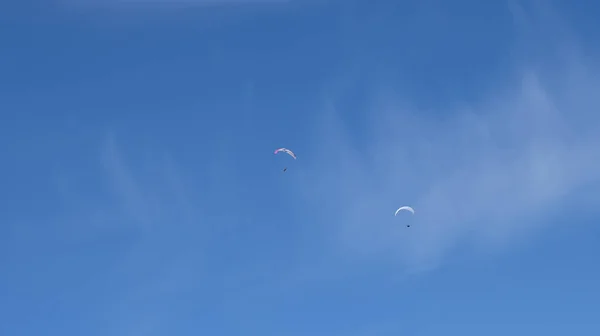 Paraquedistas no céu azul acima de Pitztal Hoch Zeiger, Áustria . — Fotografia de Stock