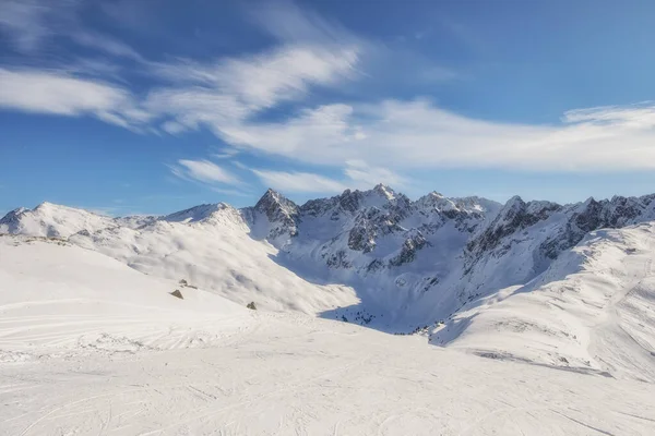 Winterpanorama der Berge in Jerzens in den österreichischen Alpen. Skipisten. schöner Wintertag. — Stockfoto