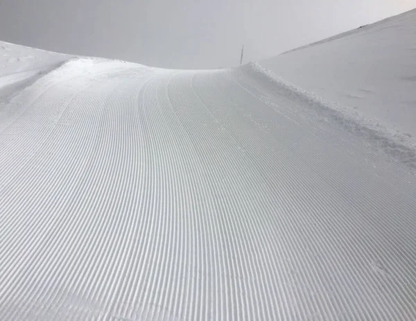 Skipiste gerade zum Skifahren präpariert. schlick 2000, stubai tal, tirol, österreich — Stockfoto
