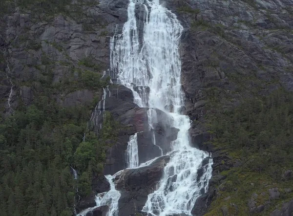 Nyári Langfossen vízesés Norvégiában, drónlövés — Stock Fotó