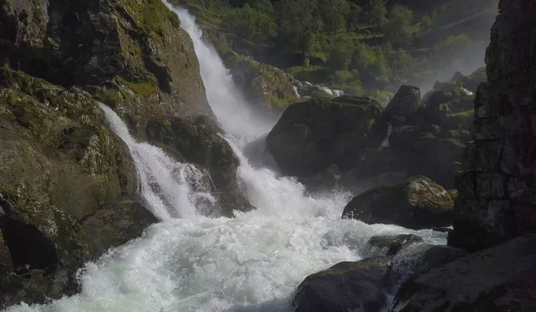 Vista para a cachoeira Kleivafossen no rio Briksdalselva, glaciar Briksdalsbreen, Noruega. Julho de 2019 — Fotografia de Stock