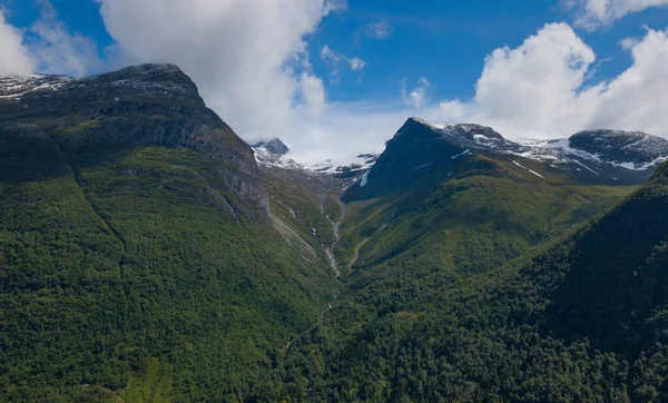 Весною кружляють гірські луки навколо озера Олдеват в Норвегії. Вид з повітря з дрона, 2019 рік. — стокове фото