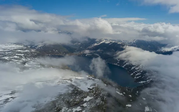 ノルウェーのDalsnibbaマウントするために道路上の湖Dupvatnetのパノラマ。2019年7月に撮影された空中ドローン — ストック写真