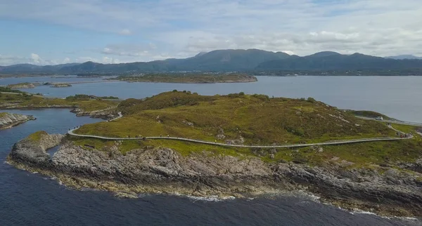 Atlantic Ocean Road, Noruega, julio 2019. Vista aérea desde el dron — Foto de Stock