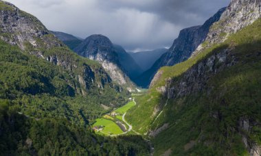 Naeroydalen Vadisi ve tepeler üzerinde Stalheim, Voss Hordaland, Norveç için güzel manzara.