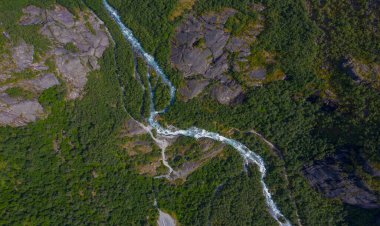 Buzul dağı nehri Briksdalselva. İHA 'dan hava görüntüsü. Norveç, Temmuz 2019.