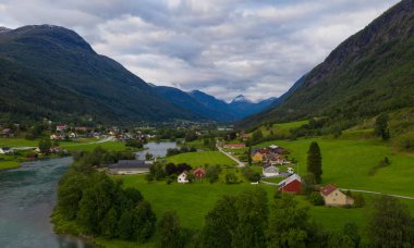 Stryneelva nehri üzerinde gün batımı ve Norveç 'in Stryn, Norveç köyü, Temmuz 2019.