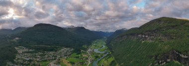Stryneelva nehri ve Norveç 'in Stryn köyü üzerinde günbatımında panoramik hava manzarası, Temmuz 2019.