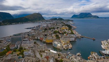 Aksla Dağı 'nın tepesindeki Fjellstua Bakış Alanı' ndan Alesund Şehir Merkezi, More og Romsdal, Norveç. Hava aracı atışı. Temmuz 2019