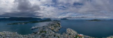 Aksla Dağı 'nın tepesindeki Fjellstua Bakış Alanı' ndan Alesund Şehir Merkezi, More og Romsdal, Norveç. Panoramik hava aracı atışı. Temmuz 2019