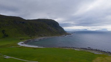 Yazın Alnes, Godoy Adası, Norveç 'te denize giden kırsal yol. Temmuz 2019 'da İHA' dan havadan çekilmiş..