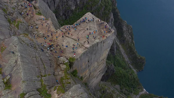 Preikestulen Norge. Folk njuter av utsikten från berget. Juli 2019. — Stockfoto