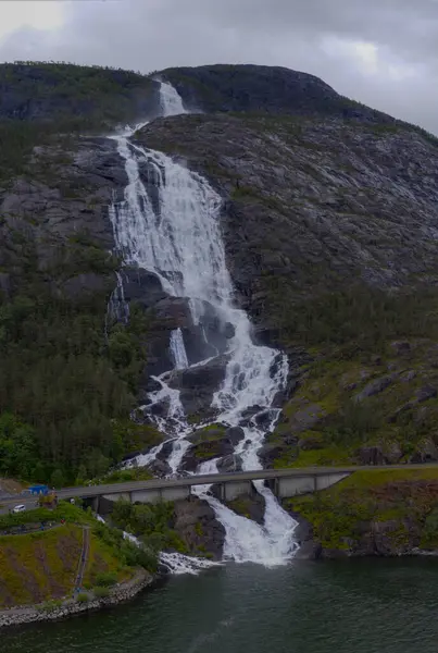 Langfossen vízesés, kilátás a drón - Norvégia — Stock Fotó