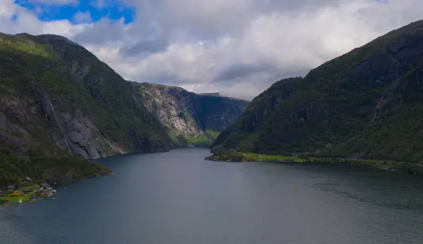 Güneşli yaz gününde fiyort ve dağların sularıyla güzel manzarayı seyredin, Akrafjorden, Hordaland, Hardangervidda, Norveç — Stok fotoğraf