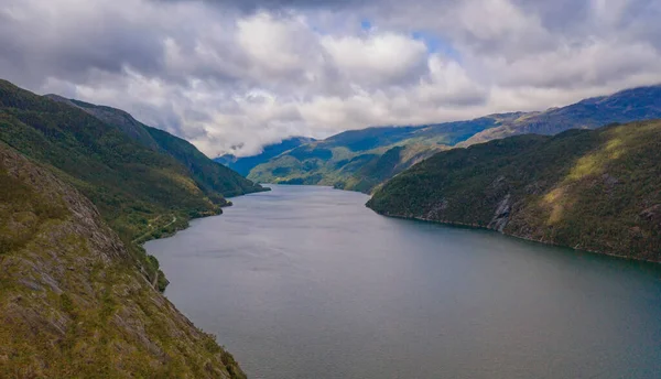 Vista sobre hermoso paisaje con agua de fiordo y montañas en el soleado día de verano, Akrafjorden, Hordaland, Hardangervidda, Noruega — Foto de Stock