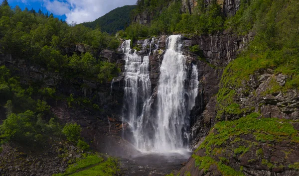 Frontális kilátás a Skjervsfossen vízesés nyáron, a bázis. Norvégia. — Stock Fotó