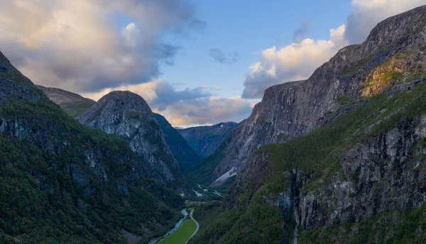 Den vackra utsikten på Naeroydalen valley och toppar på Stalheim, Voss i Hordaland, Norge. — Stockfoto