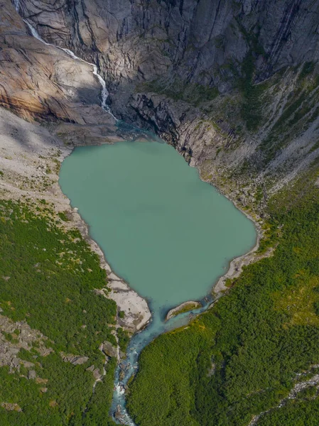 Lago glaciar Briksdalsbre en julio de 2019. Vista aérea desde el dron . — Foto de Stock