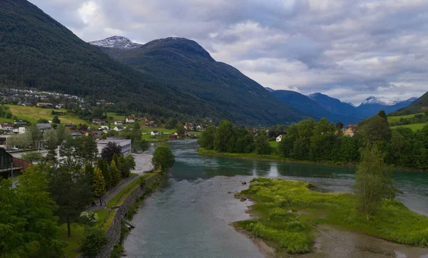 Puesta de sol sobre el río Stryneelva y la aldea de Loen en Stryn, Noruega, julio 2019 . — Foto de Stock