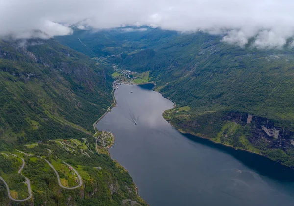 ノルウェーのTrollstigenからGeirangerフィヨルドと町への空中パノラマビュー — ストック写真