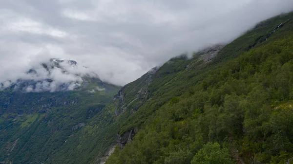 La partie supérieure de la célèbre route Trollstigen en Norvège, avec de beaux nuages en arrière-plan avec des montagnes étonnantes. Juillet 2019 — Photo