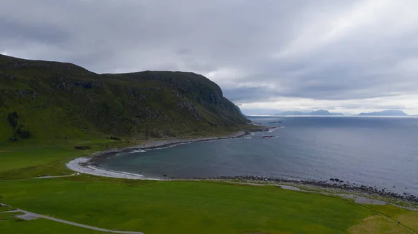 アルネス、ゴドイ島、ノルウェーの夏の海への田舎道。2019年7月のドローンからの空中撮影. — ストック写真