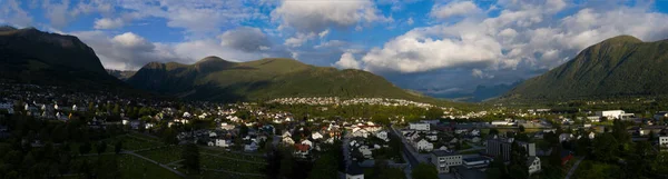 Paisaje urbano de Orsta Noruega. Vista aérea panorámica desde el dron al atardecer en julio de 2019 —  Fotos de Stock