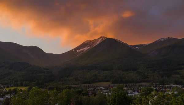 Cielo nocturno en Orsta Noruega. Vista aérea panorámica desde el dron al atardecer en julio de 2019 — Foto de Stock