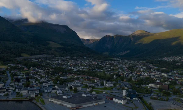 Orsta Norvégia városképe. Panorámás légi felvétel a drónról napnyugtakor 2019 júliusában — Stock Fotó