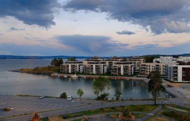 Oslo, gün batımında fiyortta bir şehir, Norveç.