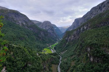 Naeroydalen Vadisi 'nin güzel manzarası ve Stalheim' ın tepeleri, Voss Norveç