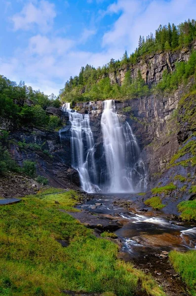 Vista frontal do Skjervsfossen em exposição prolongada, vista da base — Fotografia de Stock