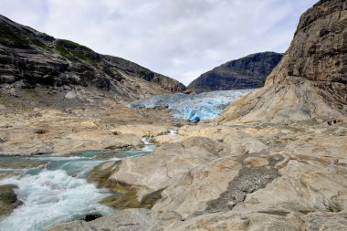 Nigardsbreen buzulu, büyük Jostedalsbreen buzulunun güzel bir kolu. Nigardsbreen, Norveç, Avrupa 'nın Jostedalen Vadisi' ndeki Gaupne köyünün yaklaşık 30 kilometre kuzeyinde yer almaktadır.