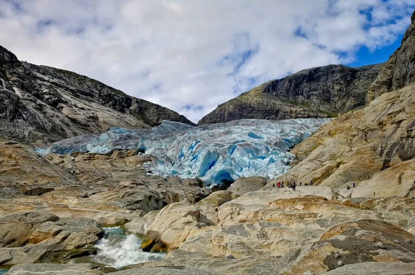 Geleira Nigardsbreen, um belo braço da grande geleira Jostedalsbreen. Nigardsbreen fica a cerca de 30 quilômetros ao norte da aldeia de Gaupne, no vale de Jostedalen, Noruega, Europa — Fotografia de Stock