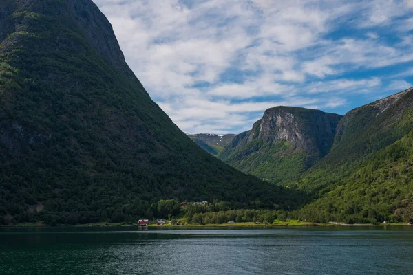 Aurlandsfjord in Noorwegen in juli 2019. — Stockfoto