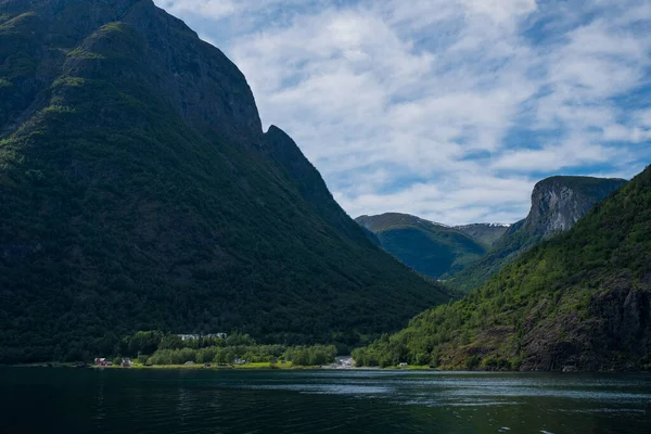 Aurlandsfjord in Noorwegen in juli 2019. — Stockfoto