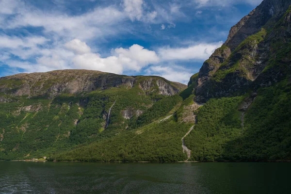 Aurlandsfjord in Noorwegen in juli 2019. — Stockfoto