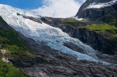 Sogn og Fjordane ilçesindeki Sogndal Belediyesinin Fjaerland bölgesindeki Boyabreen Buzulu. Temmuz 2019