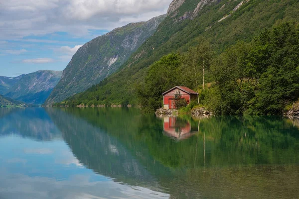 Kilátás a Jolstravatn-tóra, Jolster, Norvégia. 2019. július — Stock Fotó