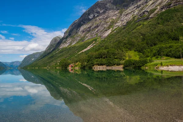 Vista sul lago Jolstravatn, Jolster, Norvegia. luglio 2019 — Foto Stock