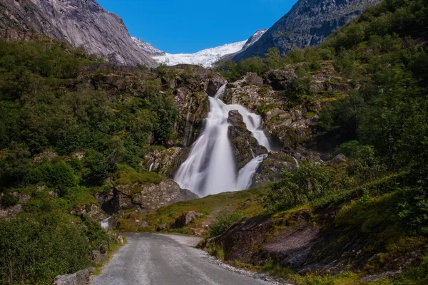 Kleivafossen Vattenfall i Jostedalsbreens nationalpark, Sogn og Fjordane, Norge. Lång exponering skott. Juli 2019 — Stockfoto