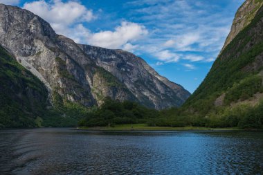 Norveç 'teki Dağlar ve Neroyfjord Sognefjord. Bulutlar ve mavi gökyüzü. Temmuz 2019