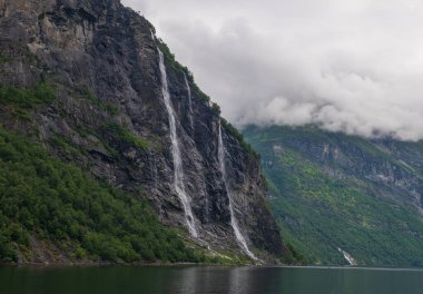 Geiranger, Norveç 'teki Yedi Kız Kardeş şelalesi. Temmuz 2019