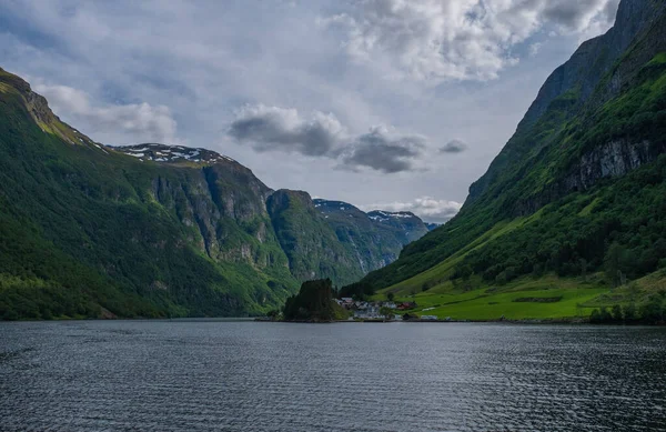 Βουνά και Neroyfjord Sognefjord στη Νορβηγία. Σύννεφα και μπλε ουρανός. Ιούλιος 2019 — Φωτογραφία Αρχείου
