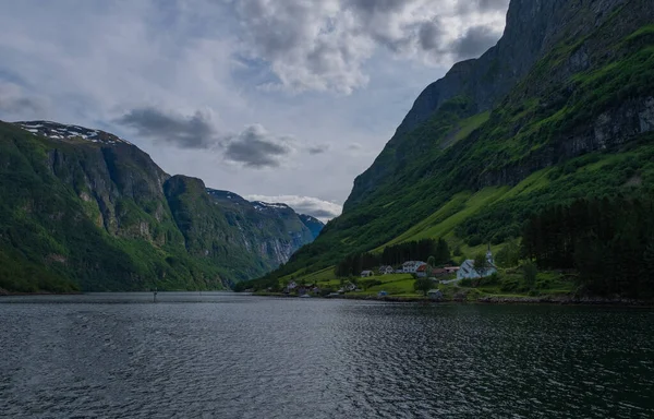 Hegyek és Neroyfjord Sognefjord Norvégiában. Felhők és kék ég. 2019. július — Stock Fotó