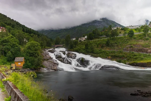 HELLESYLT, NORUEGA - JULHO 2019: Hellesyltfossen é uma das muitas cachoeiras norueguesas na área de Geirangerfjord na aldeia Hellesylt. Longa exposição tiro . — Fotografia de Stock