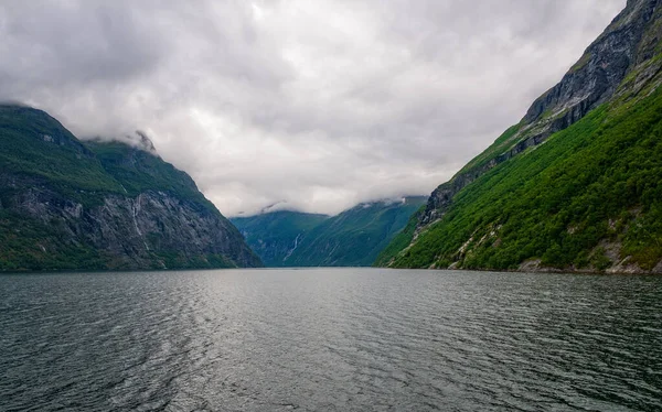 Krajobraz naturalny na geirangerfjord w Norwegii w letni pochmurny dzień. lipiec 2019 — Zdjęcie stockowe