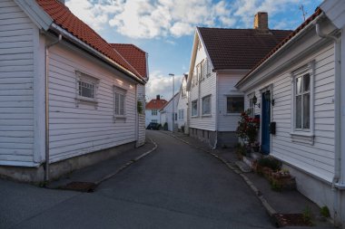 Gamle Stavanger 'da geleneksel ahşap evler. Gamle Stavanger, Norveç 'in Rogaland kentindeki Stavanger şehrinin tarihi bir bölgesidir. Temmuz 2019 'da güzel bir yaz günü