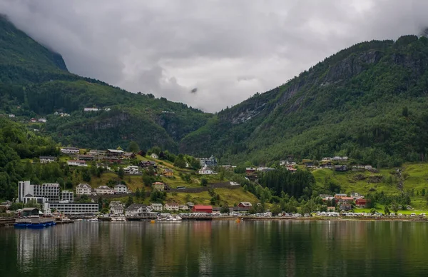 GEIRANGER, NORUEGA - JULHO 2019: Vista de cima sobre a pequena cidade de Geiranger, Noruega — Fotografia de Stock