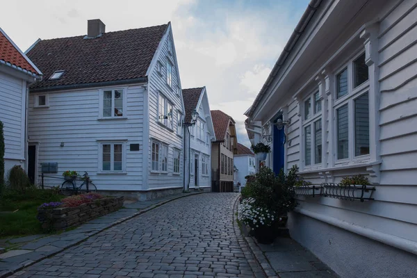 Casas de madera tradicionales en Gamle Stavanger. Gamle Stavanger es un área histórica de la ciudad de Stavanger en Rogaland, Noruega. Hermoso atardecer de verano con cielo de colores. Julio 2019 — Foto de Stock